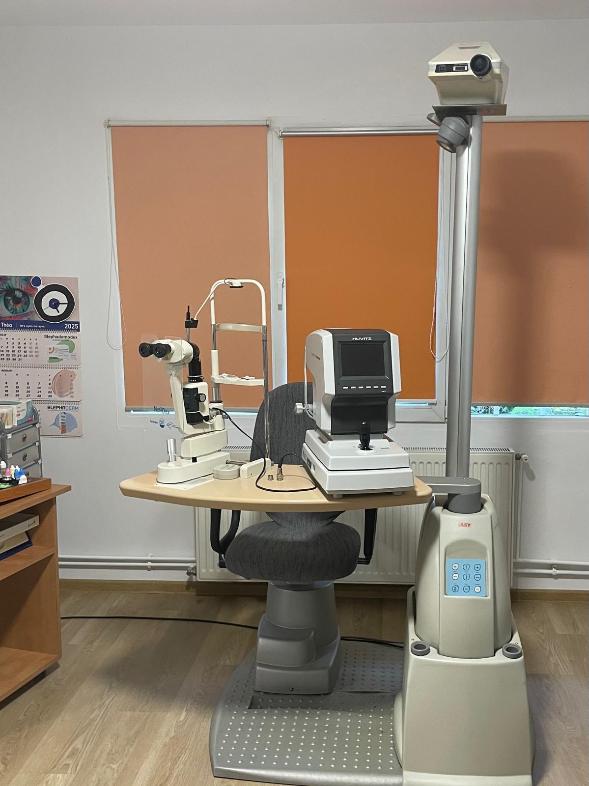 Sala de consult oftalmologic la Optinet Brasov, cu echipament pentru examinare completa a ochilor.